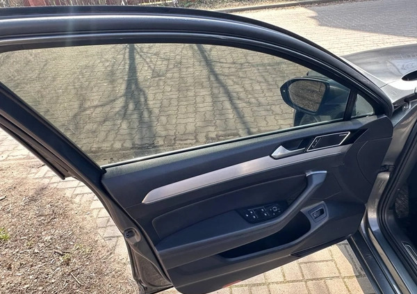 Volkswagen Passat cena 68500 przebieg: 54000, rok produkcji 2017 z Warszawa małe 742